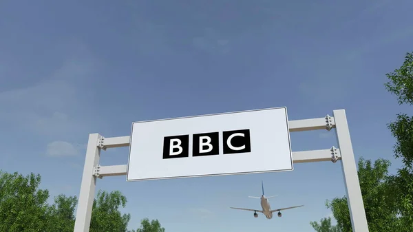 Flugzeug fliegt über Werbetafel mit britischem BBC-Logo. redaktionelles 3D-Rendering — Stockfoto