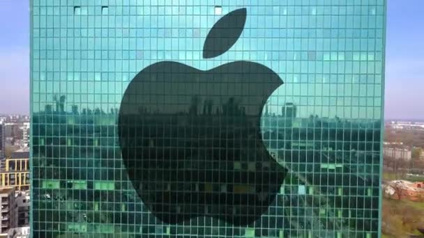 Fotografia aérea de arranha-céus de escritório com o logotipo da Apple Inc.. Edifício de escritórios moderno. Editorial 3D renderização 4K clip — Vídeo de Stock