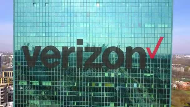 Κεραία βολή του γραφείου ουρανοξύστης με Verizon Communications λογότυπο. Κτίριο σύγχρονων γραφείων. Συντακτική 3d rendering 4 k κλιπ — Αρχείο Βίντεο