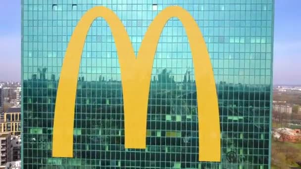 Luchtfoto van wolkenkrabber met Mcdonalds logo. Modern kantoorgebouw. Redactionele 3d rendering van 4 k-clip — Stockvideo