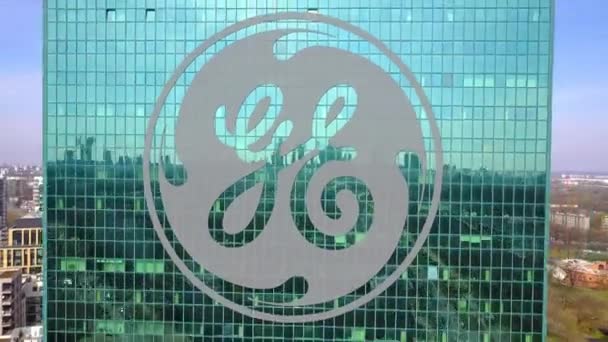 Luchtfoto van wolkenkrabber met General Electric logo. Modern kantoorgebouw. Redactionele 3d rendering van 4 k-clip — Stockvideo