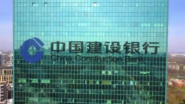 Luftaufnahme eines Bürohochhauses mit China-Baubank-Logo. modernes Bürogebäude. Editorial 3D Rendering 4k Clip — Stockvideo