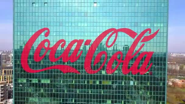 Fotografia aérea de arranha-céus de escritório com logotipo da Coca-Cola. Edifício de escritórios moderno. Editorial 3D renderização 4K clip — Vídeo de Stock