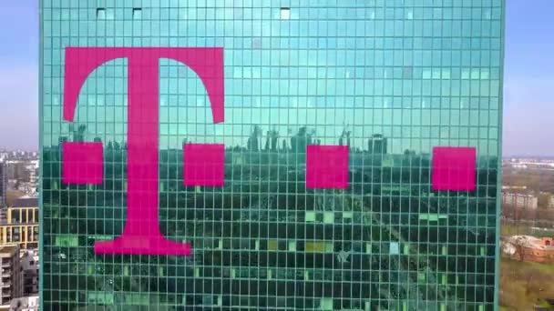 Fotografia aérea de arranha-céu de escritório com logotipo T-Mobile. Edifício de escritórios moderno. Editorial 3D renderização 4K clip — Vídeo de Stock