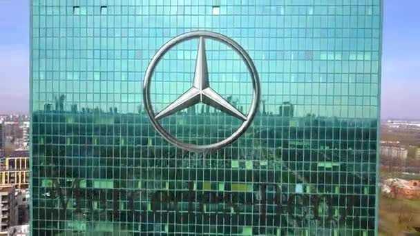 Luftaufnahme eines Bürohochhauses mit Mercedes-Benz-Logo. modernes Bürogebäude. Editorial 3D Rendering 4k Clip — Stockvideo