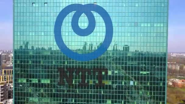 日本電信電話 (株) Ntt のロゴと一緒に、オフィス摩天楼の空中ショットは。近代的なオフィスビル。編集 3 d 4 k クリップをレンダリング — ストック動画
