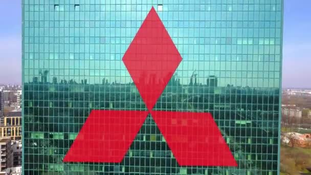 Аэросъемка офисного небоскреба с логотипом Mitsubishi. Современное офисное здание. 3D-рендеринг 4K клипа — стоковое видео