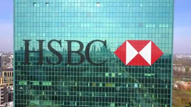 Аэросъемка офисного небоскреба с логотипом HSBC. Современное офисное здание. 3D-рендеринг 4K клипа — стоковое видео