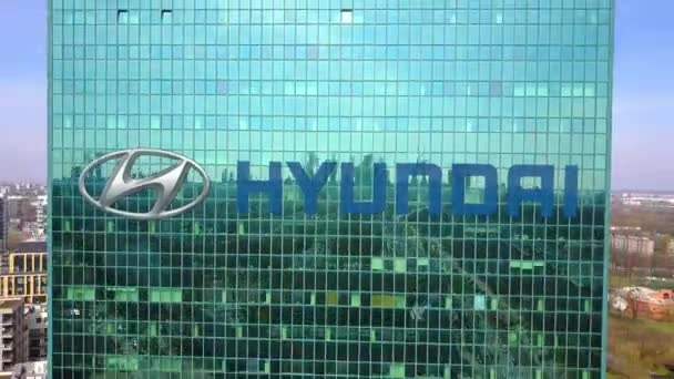 Vue aérienne du gratte-ciel de bureau avec logo Hyundai Motor Company. Immeuble de bureaux moderne. Editorial 3D rendu clip 4K — Video