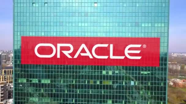 Fotografia aérea de arranha-céu de escritório com logotipo da Oracle Corporation. Edifício de escritórios moderno. Editorial 3D renderização 4K clip — Vídeo de Stock