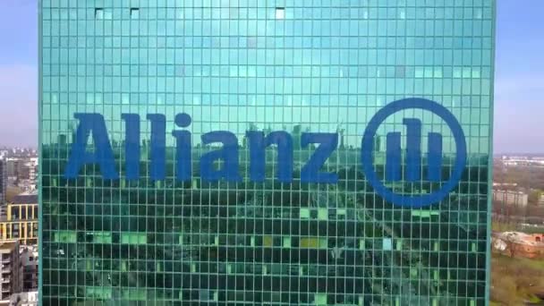 Fotografia aérea de arranha-céu de escritório com logotipo da Allianz. Edifício de escritórios moderno. Editorial 3D renderização 4K clip — Vídeo de Stock