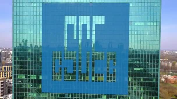 中国国家建設エンジニア リング株式会社のロゴとオフィスを高層ビルの空中ショットは。近代的なオフィスビル。編集 3 d 4 k クリップをレンダリング — ストック動画