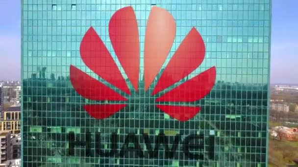 Luchtfoto van wolkenkrabber met Huawei logo. Modern kantoorgebouw. Redactionele 3d rendering van 4 k-clip — Stockvideo