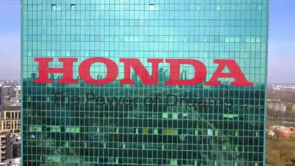 Снимок офисного небоскреба с логотипом Honda. Современное офисное здание. 3D-рендеринг 4K клипа — стоковое видео