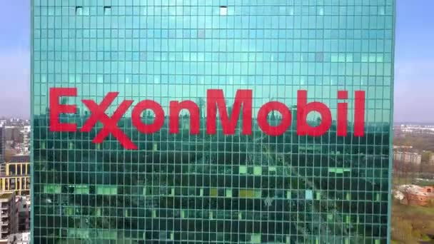 Κεραία βολή του γραφείου ουρανοξύστη με το λογότυπο της Exxonmobil. Κτίριο σύγχρονων γραφείων. Συντακτική 3d rendering 4 k κλιπ — Αρχείο Βίντεο