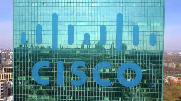 Vue aérienne du gratte-ciel de bureau avec le logo Cisco Systems. Immeuble de bureaux moderne. Editorial 3D rendu clip 4K — Video