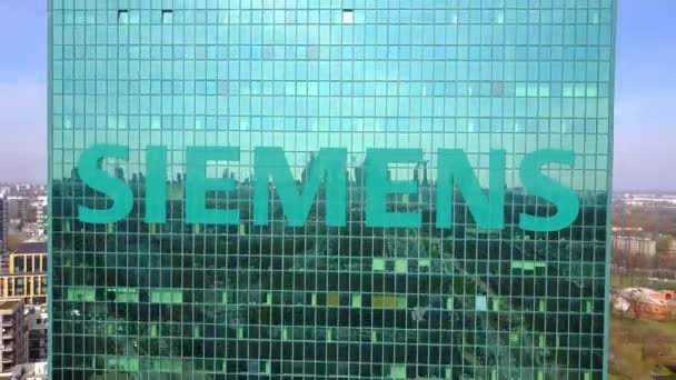 Fotografia aérea de arranha-céus de escritório com logotipo da Siemens. Edifício de escritórios moderno. Editorial 3D renderização 4K clip — Vídeo de Stock