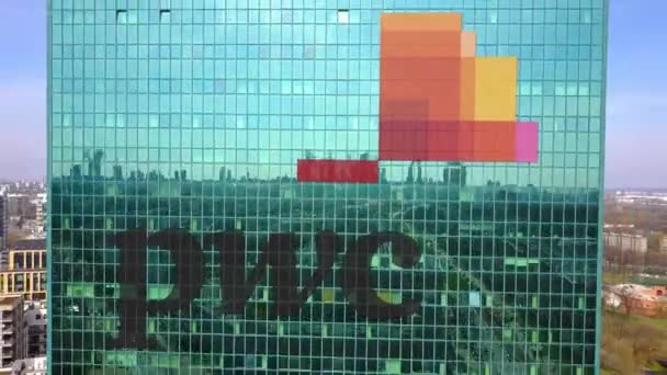 Vue aérienne du gratte-ciel de bureau avec le logo PricewaterhouseCoopers PwC. Immeuble de bureaux moderne. Editorial 3D rendu clip 4K — Video