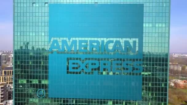 Letecký snímek mrakodrap s logem American Express. Moderní kancelářská budova. Redakční 3d vykreslování 4 k klip — Stock video