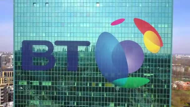 Повітряний постріл office хмарочос з Bt Група логотип. Сучасні Офісні будівлі. Редакційна 3d рендеринга 4 кліп k — стокове відео