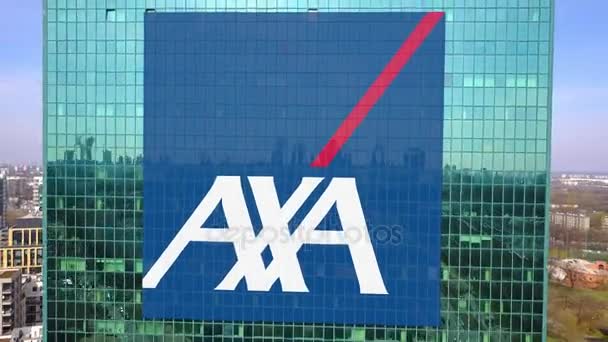 Foto aérea de rascacielos de oficina con logo AXA. Moderno edificio de oficinas. Editorial 3D renderizado 4K clip — Vídeos de Stock