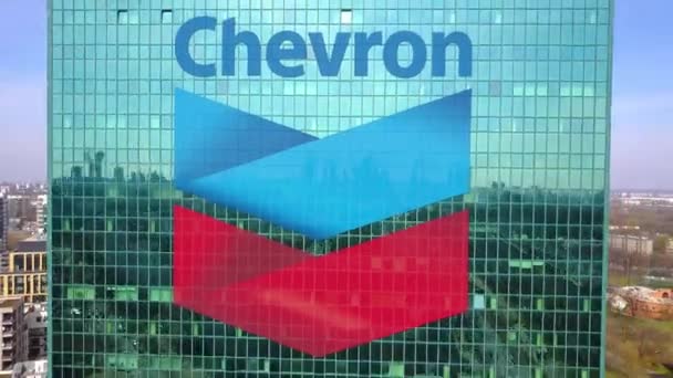 Foto aerea del grattacielo dell'ufficio con logo Chevron Corporation. Moderno edificio per uffici. Rendering 3D editoriale clip 4K — Video Stock