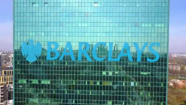 Fotografia aérea de arranha-céus de escritório com logotipo Barclays. Edifício de escritórios moderno. Editorial 3D renderização 4K clip — Vídeo de Stock