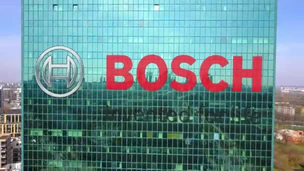 Fotografia aérea de arranha-céu de escritório com logotipo da Robert Bosch GmbH. Edifício de escritórios moderno. Editorial 3D renderização 4K clip — Vídeo de Stock