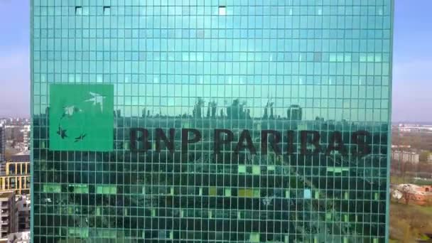 Fotografia aérea de arranha-céu de escritório com logotipo BNP Paribas. Edifício de escritórios moderno. Editorial 3D renderização 4K clip — Vídeo de Stock