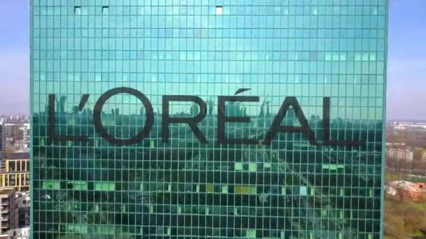 Foto aérea de rascacielos de oficina con logo LOreal. Moderno edificio de oficinas. Editorial 3D renderizado 4K clip — Vídeos de Stock