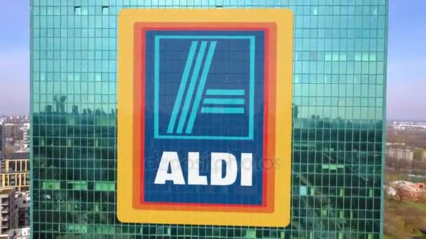 Foto aerea del grattacielo dell'ufficio con logo Aldi. Moderno edificio per uffici. Rendering 3D editoriale clip 4K — Video Stock