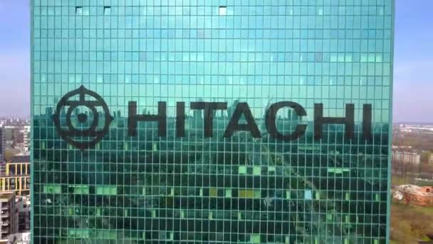 Fotografia aérea de arranha-céu de escritório com logotipo da Hitachi. Edifício de escritórios moderno. Editorial 3D renderização 4K clip — Vídeo de Stock