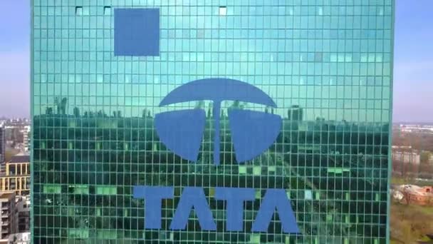 Κεραία βολή του γραφείου ουρανοξύστη με το λογότυπο της Tata ομίλου. Κτίριο σύγχρονων γραφείων. Συντακτική 3d rendering 4 k κλιπ — Αρχείο Βίντεο