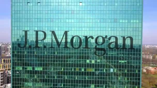 Fotografia aérea de arranha-céu de escritório com logotipo J.P. Morgan. Edifício de escritórios moderno. Editorial 3D renderização 4K clip — Vídeo de Stock