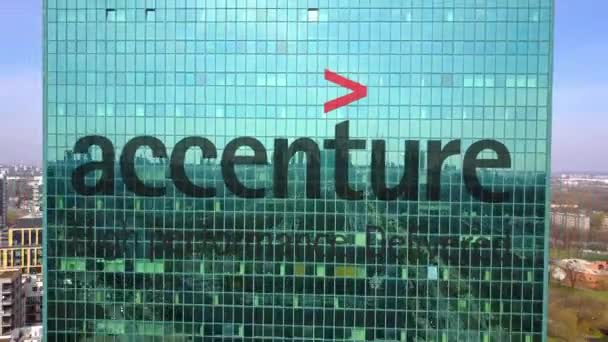 Luchtfoto van wolkenkrabber met Accenture logo. Modern kantoorgebouw. Redactionele 3d rendering van 4 k-clip — Stockvideo