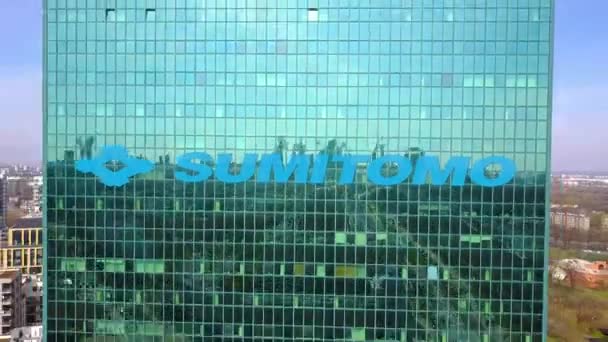 Foto aérea de rascacielos de oficina con el logotipo de Sumitomo Corporation. Moderno edificio de oficinas. Editorial 3D renderizado 4K clip — Vídeos de Stock