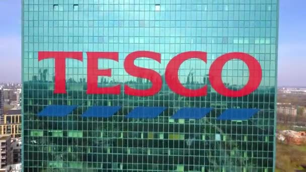 Fotografia aérea de arranha-céu de escritório com logotipo da Tesco. Edifício de escritórios moderno. Editorial 3D renderização 4K clip — Vídeo de Stock