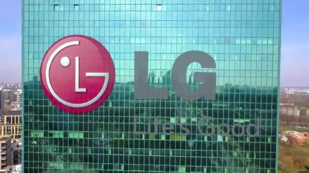 Аэросъемка офисного небоскреба с логотипом LG Corporation. Современное офисное здание. 3D-рендеринг 4K клипа — стоковое видео