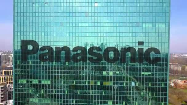 Fotografia aérea de arranha-céu de escritório com logotipo da Panasonic Corporation. Edifício de escritórios moderno. Editorial 3D renderização 4K clip — Vídeo de Stock