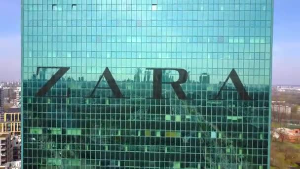 Fotografia aérea de arranha-céu de escritório com logotipo Zara. Edifício de escritórios moderno. Editorial 3D renderização 4K clip — Vídeo de Stock