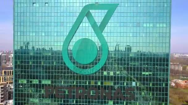 Κεραία βολή του γραφείου ουρανοξύστης με λογότυπο Petroliam Nasional Berhad Petronas. Κτίριο σύγχρονων γραφείων. Συντακτική 3d rendering 4 k κλιπ — Αρχείο Βίντεο