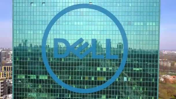 Аэросъемка офисного небоскреба с логотипом корпорации Dell. Современное офисное здание. 3D-рендеринг 4K клипа — стоковое видео