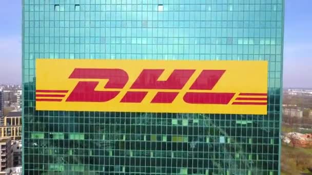 Fotografia aérea de arranha-céu de escritório com logotipo DHL Express. Edifício de escritórios moderno. Editorial 3D renderização 4K clip — Vídeo de Stock