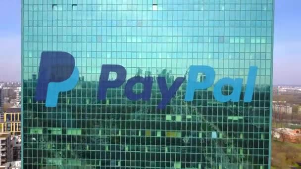 Luchtfoto van wolkenkrabber met Paypal logo. Modern kantoorgebouw. Redactionele 3d rendering van 4 k-clip — Stockvideo