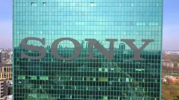 Zdjęcia lotnicze z wieżowca biurowego z logo Sony Corporation. Nowoczesny biurowiec. Redakcji 3d renderowania wideo 4 k — Wideo stockowe