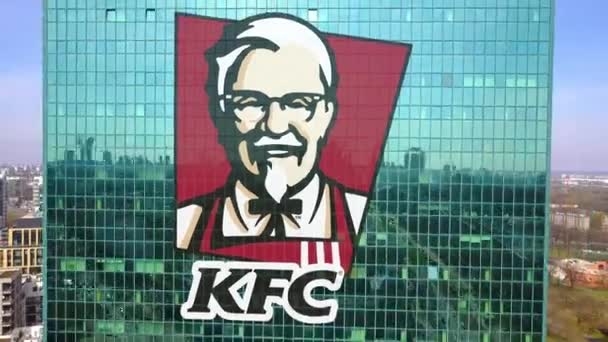 Foto aérea de rascacielos de oficina con logo Kentucky Fried Chicken KFC. Moderno edificio de oficinas. Editorial 3D renderizado 4K clip — Vídeo de stock