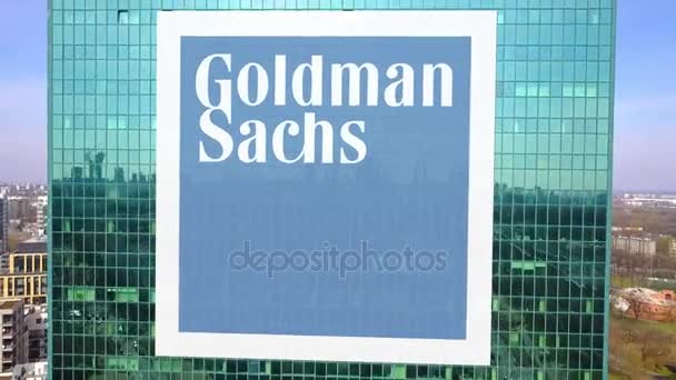 Luchtfoto van wolkenkrabber met het logo van Goldman Sachs Group, Inc. Modern kantoorgebouw. Redactionele 3d rendering van 4 k-clip — Stockvideo