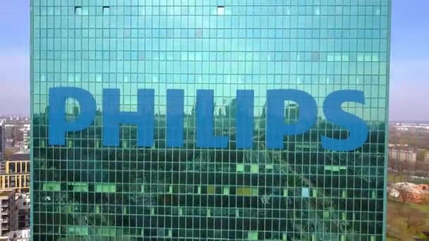 Tiro aéreo de arranha-céu de escritório com logotipo Philips. Edifício de escritórios moderno. Editorial 3D renderização 4K clip — Vídeo de Stock