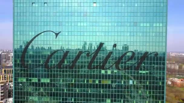 Imagini aeriene cu zgârie-nori de birou cu logo-ul Cartier. Clădire modernă de birouri. Redare 3D editorială clip 4K — Videoclip de stoc