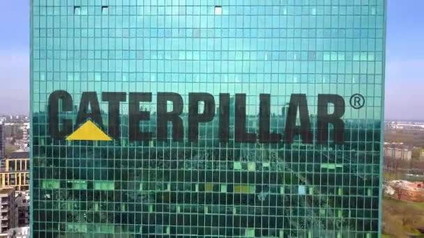 Fotografia aérea de arranha-céus de escritório com o logotipo da Caterpillar Inc.. Edifício de escritórios moderno. Editorial 3D renderização 4K clip — Vídeo de Stock